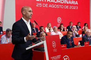 Luis Rubiales es acusado por la Fiscalía Española de agresión sexual y coacciones