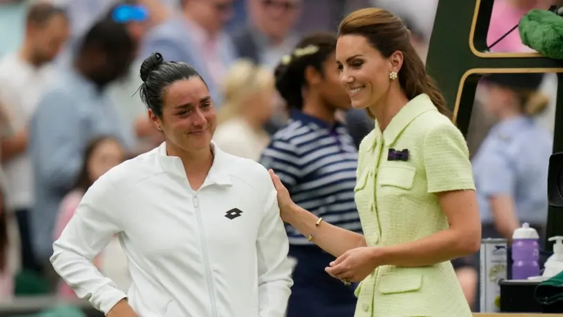 Kate Middleton, princesa de Gales, consuela a Ons Jabeur tras su derrota en la Final de Wimbledon