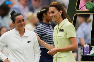 Kate Middleton, princesa de Gales, consuela a Ons Jabeur tras su derrota en la Final de Wimbledon