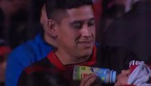 Aficionado argentino fue captado dándole biberón a su bebé en partido y es nominado a The Best