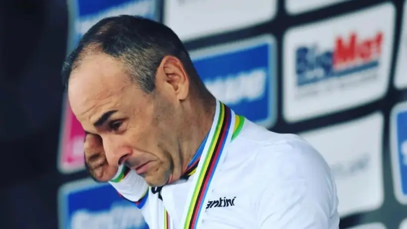 Ciclista paralímpico sin manos recibió un reloj pulsera como premio en el Mundial de Ciclismo