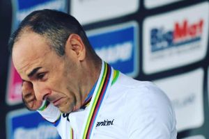 Ciclista paralímpico sin manos recibió un reloj pulsera como premio en el Mundial de Ciclismo