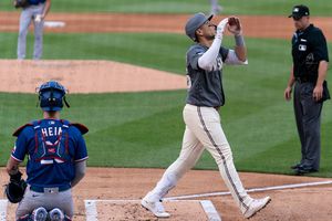 Joey Meneses conectó dos cuadrangulares, pero no evitó la derrota Nats ante Rangers
