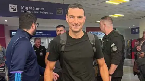 ¡Vaya recibimiento! Lionel Scaloni es ovacionado en el aeropuerto de Argentina