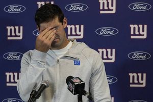 Giants: Daniel Jones ausente en los entrenamientos por lesión en el cuello
