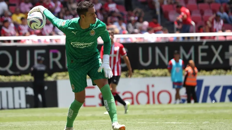 Chivas recupera a Óscar Whalley previo al Clásico Nacional en Estados Unidos