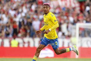 Aficionados del Barcelona elogian actuación de Julián Araujo contra Vinicius Jr. y el Real Madrid