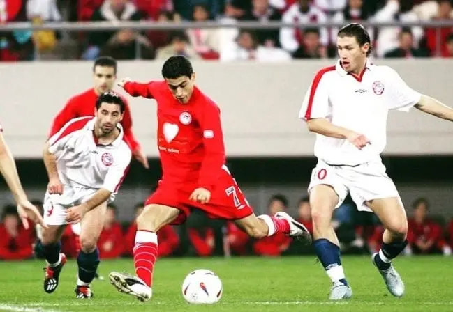 Nery Castillo en un partido con Olimpiakos