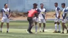 Árbitro y jugador se enfrascan en una pelea en pleno partido amateur en Ecuador