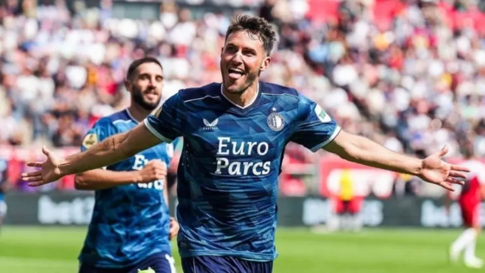 Santiago Giménez reveló sentirse decepcionado por no poder debutar en la Champions League