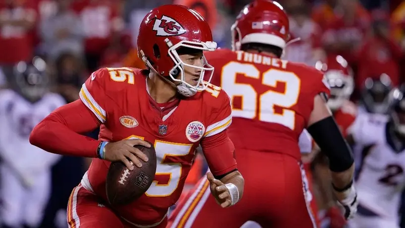 ¿Nuevo pateador de despejes? Mahomes se perfila para mandar a volar el ovoide ante Chargers