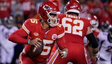 ¿Nuevo pateador de despejes? Mahomes se perfila para mandar a volar el ovoide ante Chargers