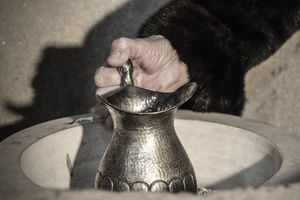 Escándalo en redes sociales por 'violento' bautizo de un bebé