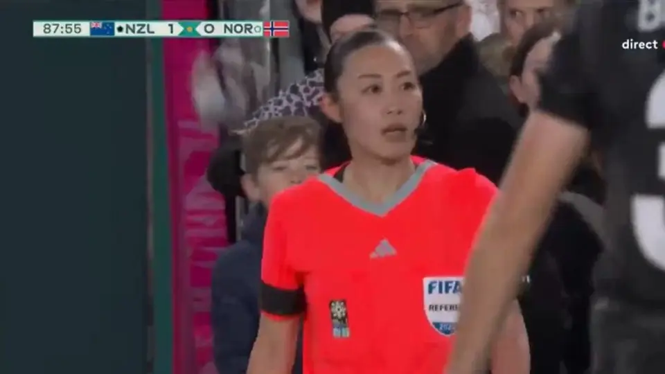 Mundial Femenil 2023: ¡Al estilo NFL! Silbante explica al público jugada que fue a revisar al VAR