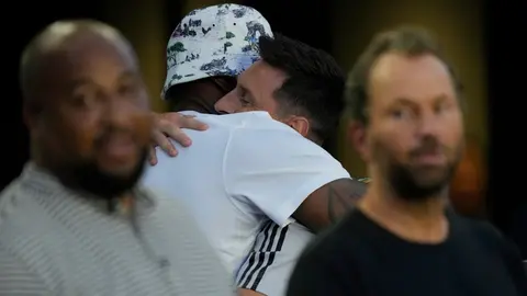 Messi y LeBron James protagonizan cálido abrazo previo al Cruz Azul vs Inter Miami