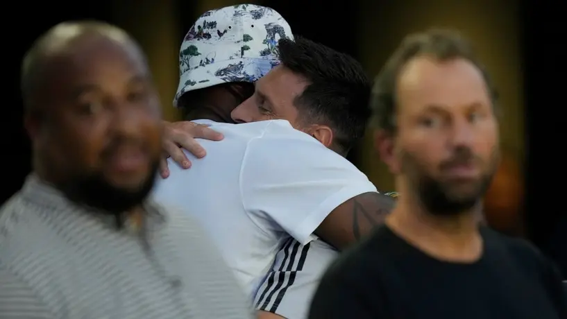 Messi y LeBron James protagonizan cálido abrazo previo al Cruz Azul vs Inter Miami