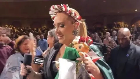Adele sorprende en concierto con un atuendo muy mexicano