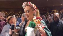 Adele sorprende en concierto con un atuendo muy mexicano