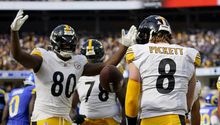 Jugadores de los Steelers prueban los dulces mexicanos