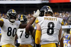 Jugadores de los Steelers prueban los dulces mexicanos