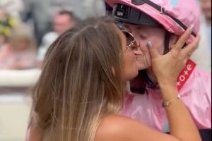 A lo Luis Rubiales: Jolene De'Lemos, dueña del caballo besa al jinete Sean Kirrane