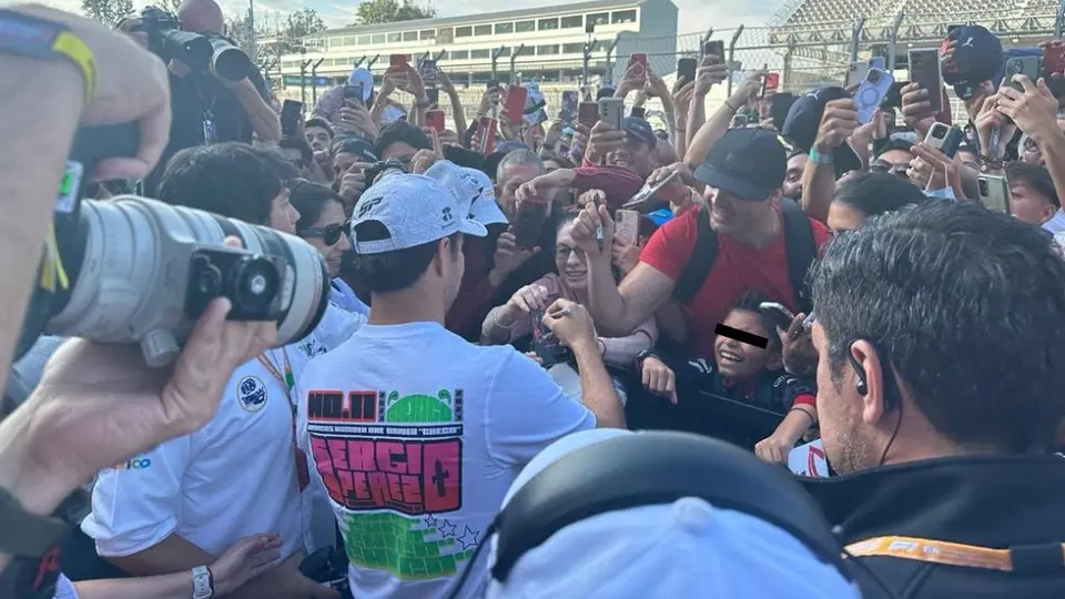 Checo Pérez firmó autógrafos y se tomó fotos en el Pit Walk del GP de México