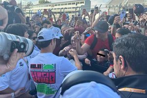 Checo Pérez firmó autógrafos y se tomó fotos en el Pit Walk del GP de México