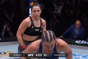 Peleadora de UFC 'huye' en pleno combate y genera burlas en redes