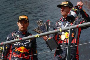 Prensa italiana: 'Verstappen es para Checo Pérez, lo que Messi es para Leandro Paredes'