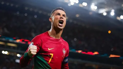 Fan de CR7 lo graba todo tras colarse a la cancha en el Portugal-Eslovaquia