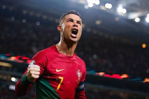 Fan de CR7 lo graba todo tras colarse a la cancha en el Portugal-Eslovaquia