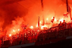Afición del Werder Bremen le da la 'bienvenida' a Harry Kane con bengalas y fuegos artificiales