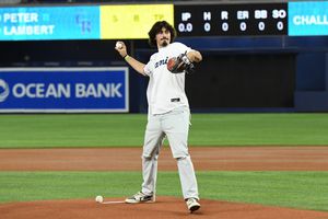 Jaime Jaquez Jr. lanza la primera bola en juego de los Miami Marlins