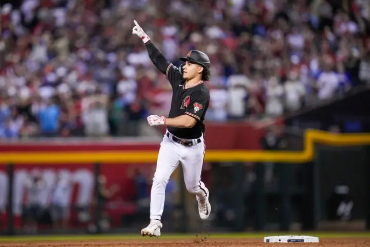 Alek Thomas pegando HR l AP