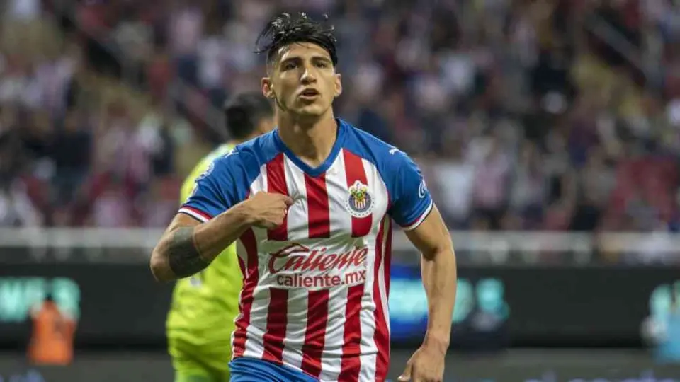 Alan Pulido opinó que en Chivas los jugadores deben ser precavidos: "Te lleva alto o te hunde"