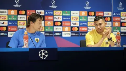 Matías Almeyda retó a Orbelin Pineda a dar conferencia en inglés y se niega: 'Me da miedo'