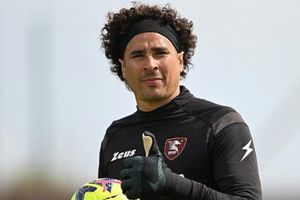 Guillermo Ochoa fue sorprendido con su propia pizza en Italia