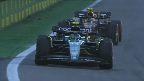 Max Verstappen: "Casi me salgo de la pista por ver la batalla entre Checo y Alonso"
