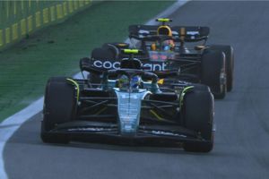 Max Verstappen: "Casi me salgo de la pista por ver la batalla entre Checo y Alonso"