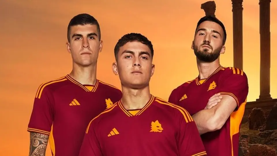 ¡Qué elegancia! Roma presentó su nuevo uniforme para la próxima temporada