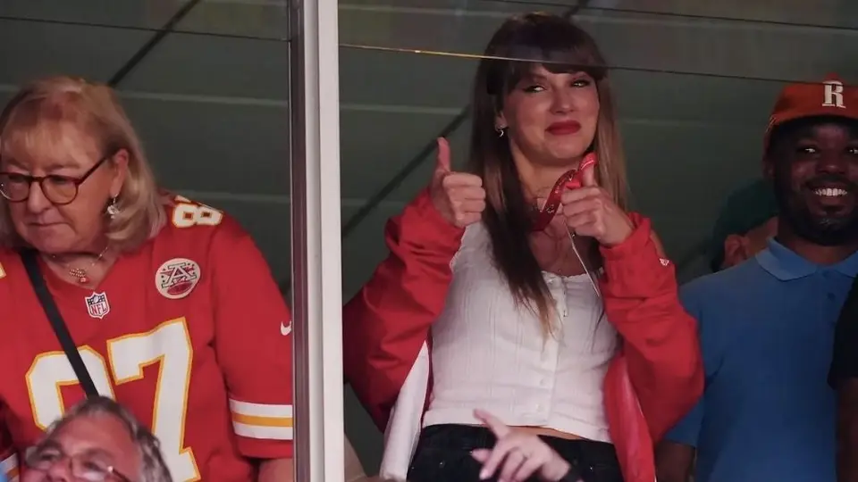 Travis Kelce se ve enamorado y como el 'protector' de Taylor Swift