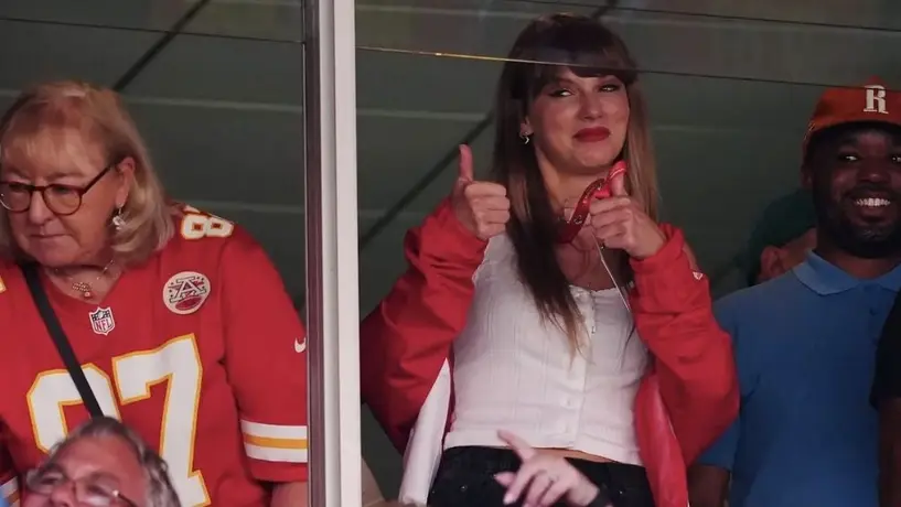 Travis Kelce se ve enamorado y como el 'protector' de Taylor Swift