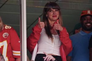 Travis Kelce se ve enamorado y como el 'protector' de Taylor Swift