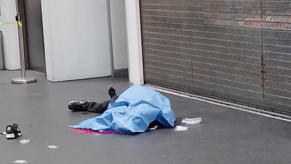 Murió hombre tras caer del tercer piso en Reforma 222