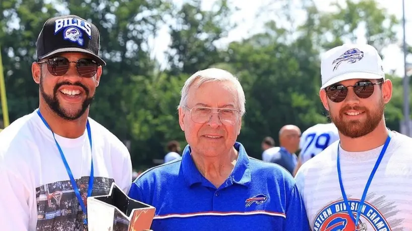 Reportero que cubre NFL demanda por racismo a Jerry Jones y a Terry Pegula