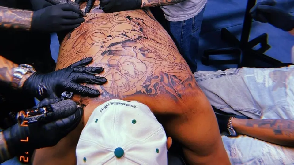 ¡Wow! Nick Kyrgios se tatúa toda la espalda de Pokemón