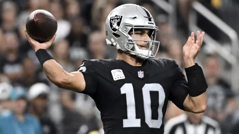Jimmy Garoppolo entró en protocolo de conmoción y está en duda para el juego ante Chargers