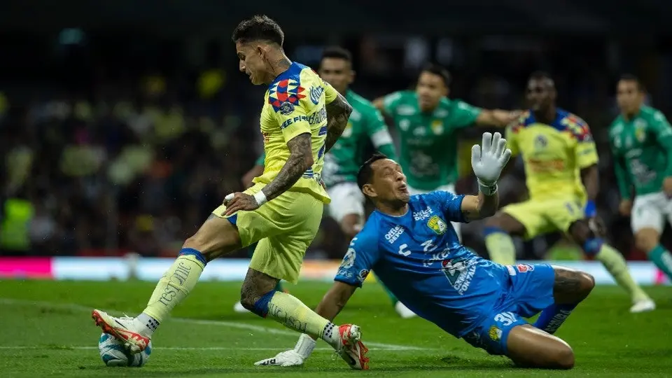 Brian Rodríguez se comió a Messi y se quedó cerca de firmar un golazo