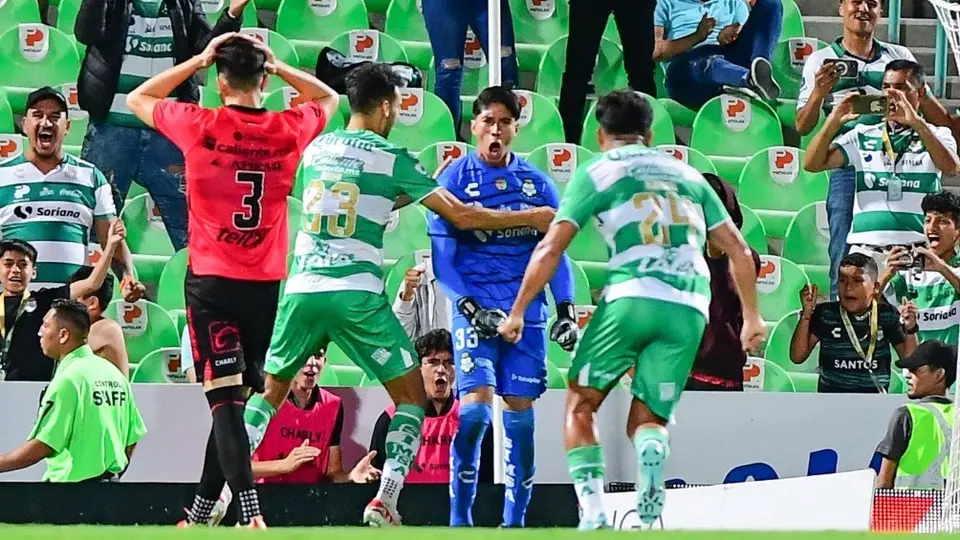 Héctor Holguín atajó penalti de último minuto para darle la victoria a Santos sobre Xolos