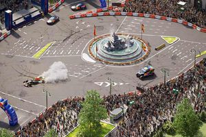 Checo Pérez muestra su destreza en Madrid en el Red Bull Showrun